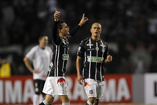 Observado por Julio Cesar, Caio comemora o gol catarinense no Pacaembu