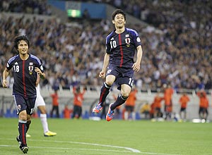 Kagawa salta para festejar gol pelo Japo
