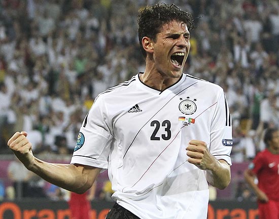 Mario Gomez comemora seu gol na estreia da Alemanha na Euro-2012, contra Portugal