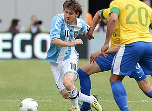 Messi passa pela marcao brasileira na partida nos EUA