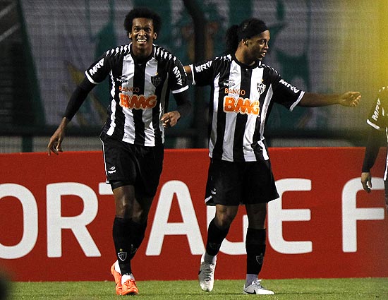 Jô comemora com o estreante Ronaldinho Gaúcho o gol da vitória do Atlético-MG sobre o Palmeiras