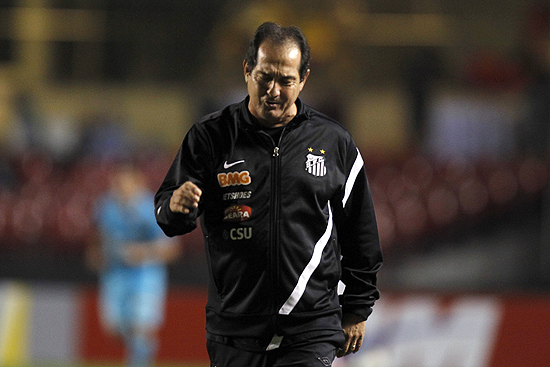 O técnico do Santos, Muricy Ramalho, durante o clássico contra o São Paulo