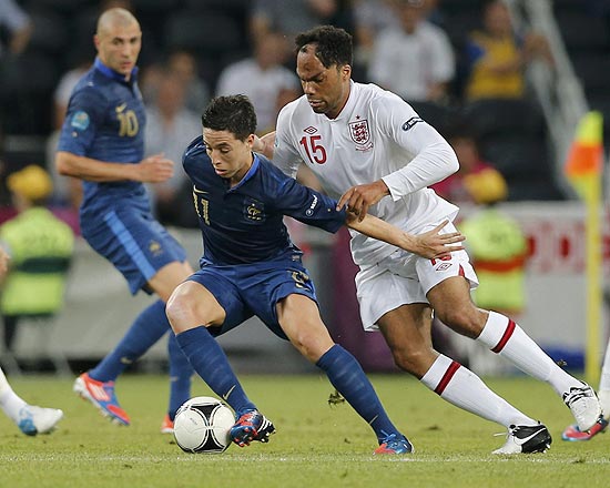 O francs Samir Nasri tenta escapar da marcao durante o jogo contra a Inglaterra