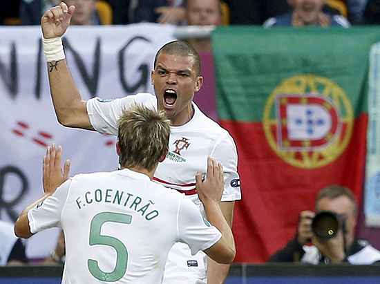 Pepe comemora o primeiro gol de Portugal contra a Dinamarca na segunda rodada da Euro