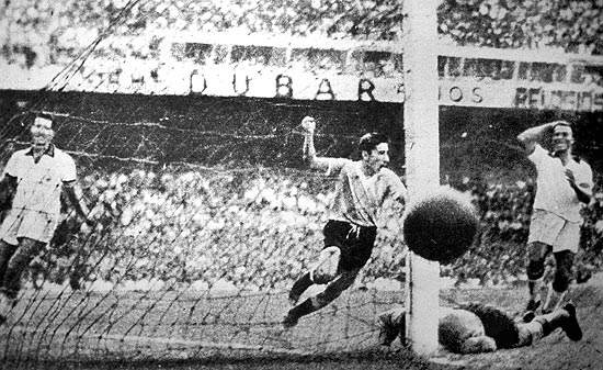 Ghiggia (ao centro) comemora o gol na final da Copa do Mundo de 1950, contra o Brasil, no Maracanã