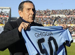 Ghiggia segura camisa do Uruguai