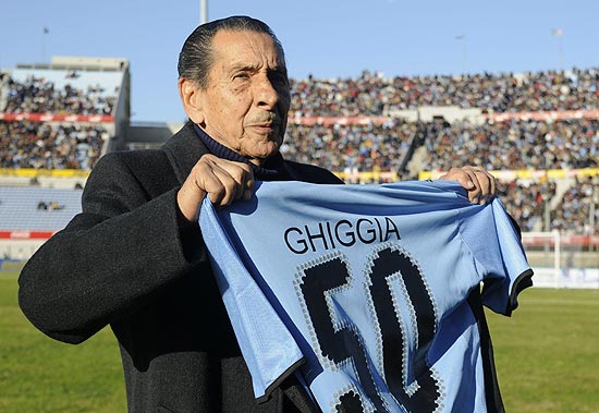 Ghiggia foi homenageado antes de partida da seleção do Uruguai em 2008