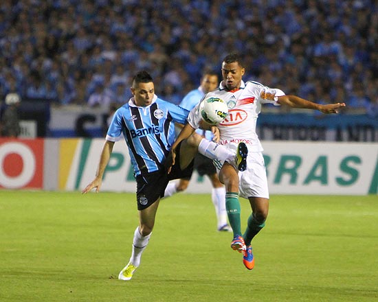 João Vitor (à dir.) disputa bola com Pará no estádio Olímpico