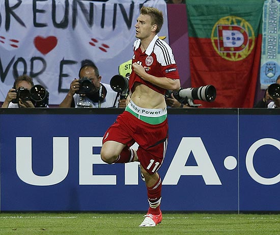 Nicklas Bendtner comemora gol da Dinamarca com propaganda na cueca