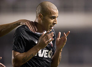 Emerson celebra gol na Vila Belmiro
