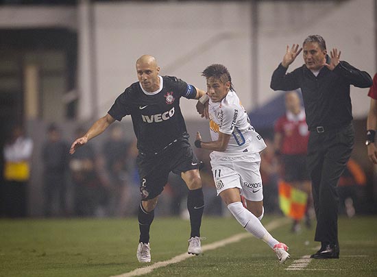 Tite (dir.) observa disputa de bola entre Neymar e Alessandro