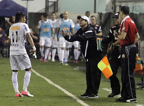 Neymar recebe instrues de Muricy Ramalho em jogo contra o Corinthians na Libertadores do ano passado 