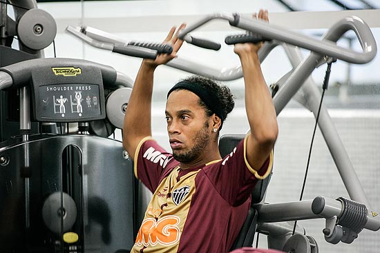 Ronaldinho se exercita em academia em Vespasiano (MG) 