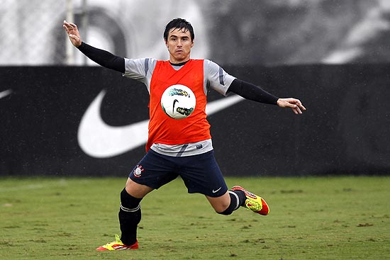 Willian se equilibra durante treino do Corinthians