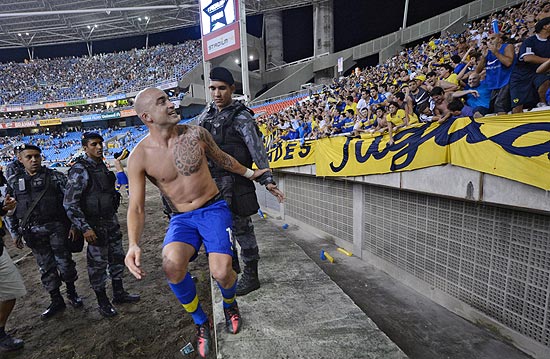 Sem camisa, Santiago Silva celebra na partida contra o Fluminense