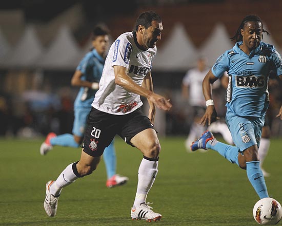 Danilo corre na partida contra o Santos pela Libertadores