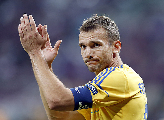Andriy Shevchenko aplaude equipe na partida contra a Frana, na Eurocopa deste ano