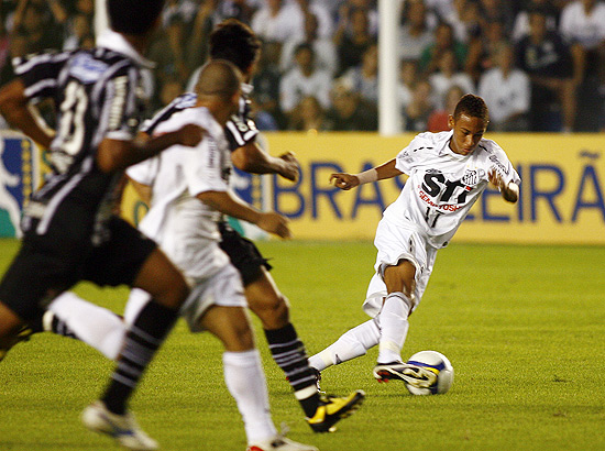 O atacante Neymar em ação pelo Santos contra o Corinthians, em maio de 2009