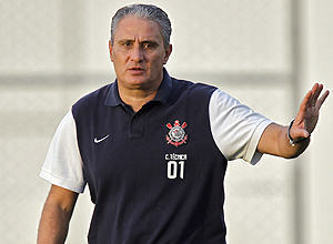O técnico Tite durante treino do Corinthians