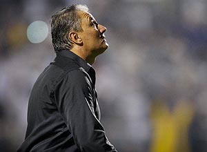 O técnico Tite no jogo Corinthians x Santos