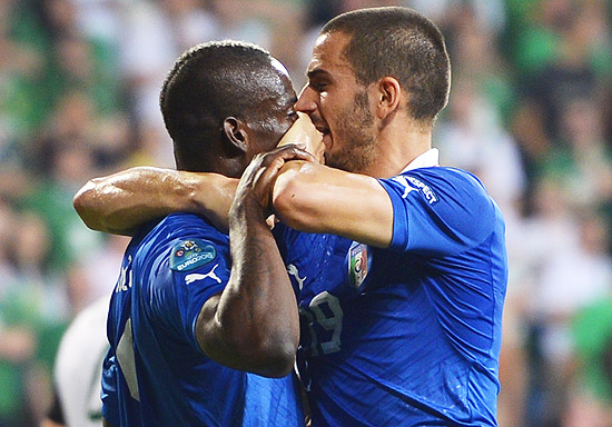 Leonardo Bonucci coloca a mo na boca de Balotelli depois de gol