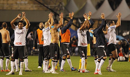Jogadores do Corinthians (foto) comemoram a classificação para a final da Libertadores, que ocorre hoje à noite