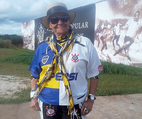 Valquiria Dionisio de Jesus, 69, posa com a camisa dividida do Boca e Corinthians, no CT