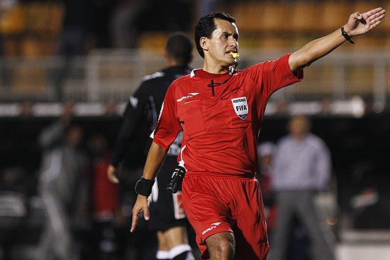 O chileno Enrique Osse apita jogo entre Santos x Once Caldas, pela Libertadores-2011