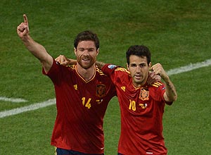 Xabi Alonso e Fábregas comemoram 1º gol da Espanha na vitória sobre a França na Eurocopa; espanhóis estão na semifinal