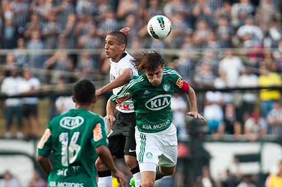 Marquinhos, do Corinthians, e Henrique, do Palmeiras, disputam bola de cabeça