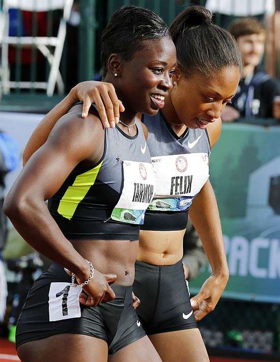As velocistas Allyson Felix (à dir.) Jeneba Tarmoh se abraçam após a prova dos 100 m 