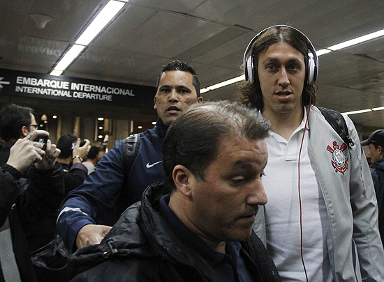 O goleiro Cássio durante embarque do Corinthians para a Argentina, no aeroporto de Guarulhos