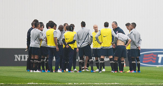 Jogadores se reúnem com Tite em treino do Corinthians