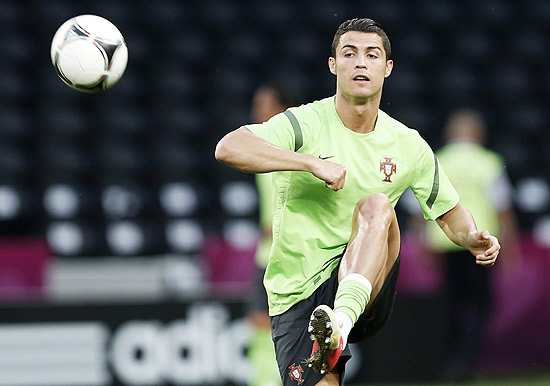  Cristiano Ronaldo chuta bola durante o treino da seleo de Portugal 