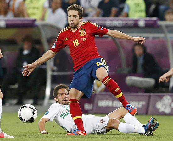 O lateral Jordi Alba, da Espanha, no duelo contra Portugal na Eurocopa