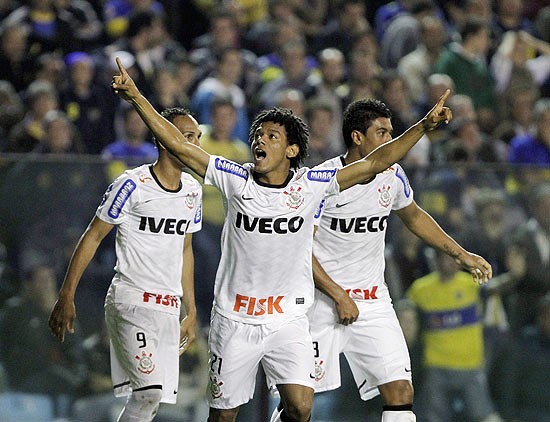 Romarinho (foto) comemora o gol do Corinthians no primeiro jogo da final da Libertadores em Buenos Aires