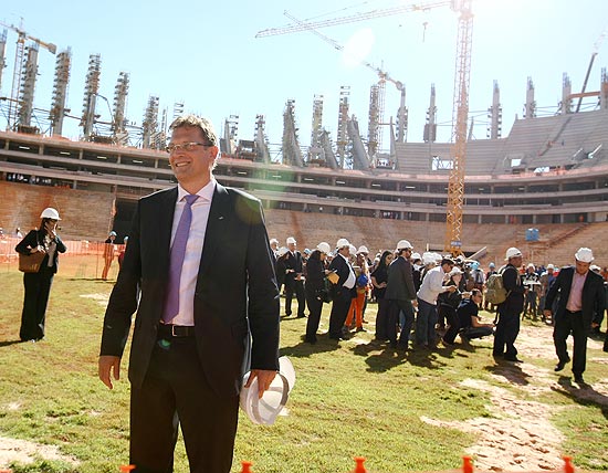 Jérôme Valcke, secretário geral da Fifa, durante visita ao estádio Nacional de Brasílai, em junho