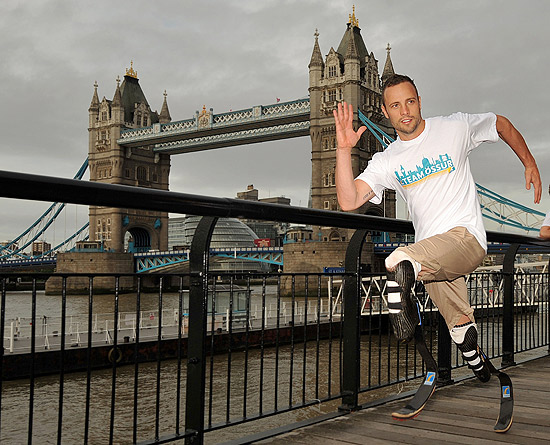 Oscar Pistorius posa para foto em Londres, para promover o Dia Paraolmpico, em 7 de setembro do ano passado