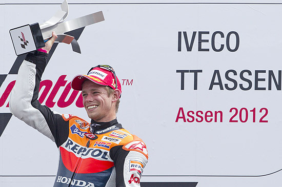 O australiano Casey Stoner comemora vitória no Grande Prêmio da Holanda, na categoria MotoGP