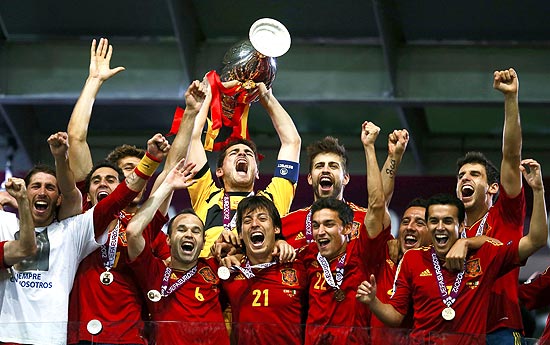 Jogadores da Espanha com a taa da Eurocopa aps golear a Itlia na final