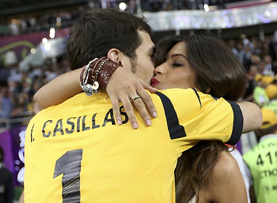 Sara Carbonero e o goleiro Casillas aps a final da Eurocopa-2012
