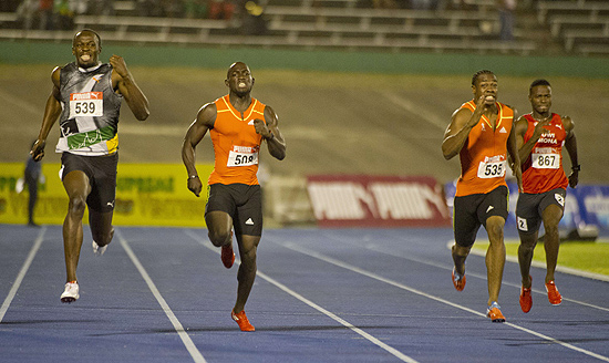 Yohan Blake (segundo à dir.) e Usain Bolt (esq.) na seletiva olímpica dos 200 m 