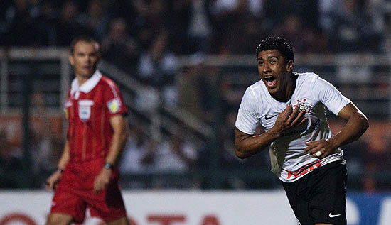 Paulinho comemora gol do Corinthians contra o Vasco na Libertadores