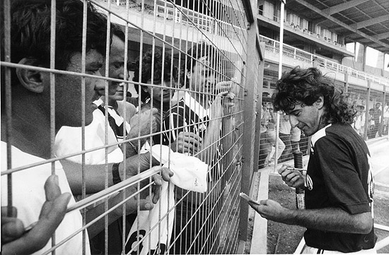 Tupzinho d autgrafos no Parque So Jorge antes do jogo final do Brasileiro-1990 