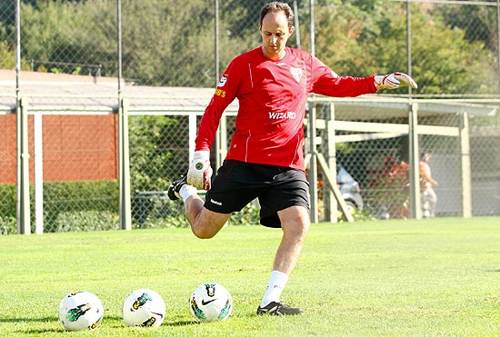 Rogério Ceni chuta a bola durante treino do São Paulo