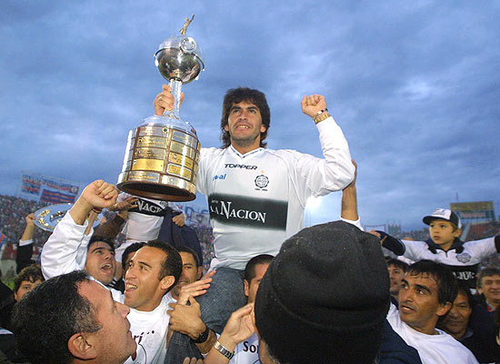 O paraguaio Richart Baez, do Olimpia, com a taa da Libertadores aps seu time derrotar o So Caetano, no Pacaembu