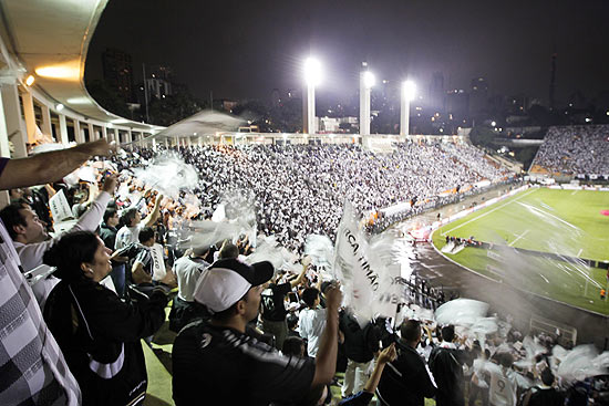Torcedores do Corinthians lotam o Pacaembu na semifinal contra o Santos