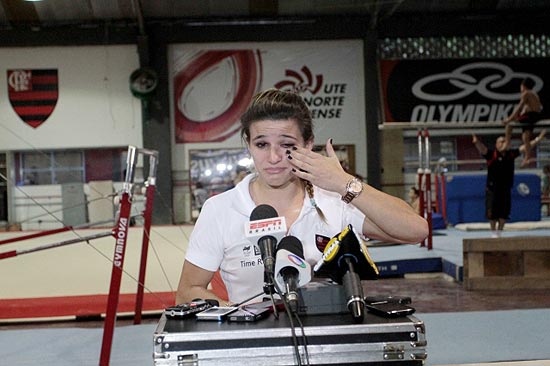 A ginasta Jade Barbosa chora durante coletiva, no Flamengo