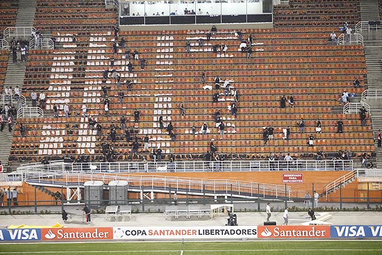 Mosaico da final da Libertadores vai reproduzir grito corintiano; palco para entrega do trofu  levantado