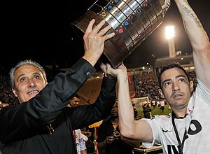 Tite e Chico erguem juntos o trofu da Libertadores-2012